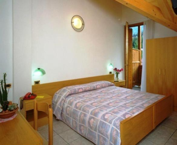Hotel Serena Dimaro Buitenkant foto