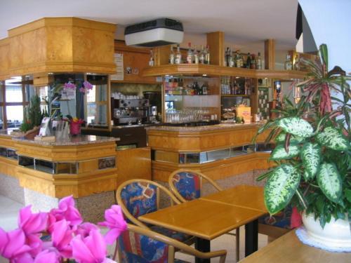 Hotel Serena Dimaro Buitenkant foto