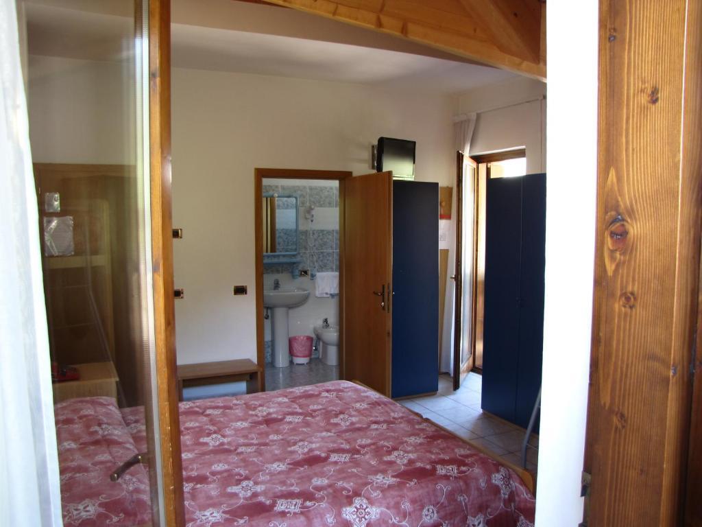 Hotel Serena Dimaro Kamer foto
