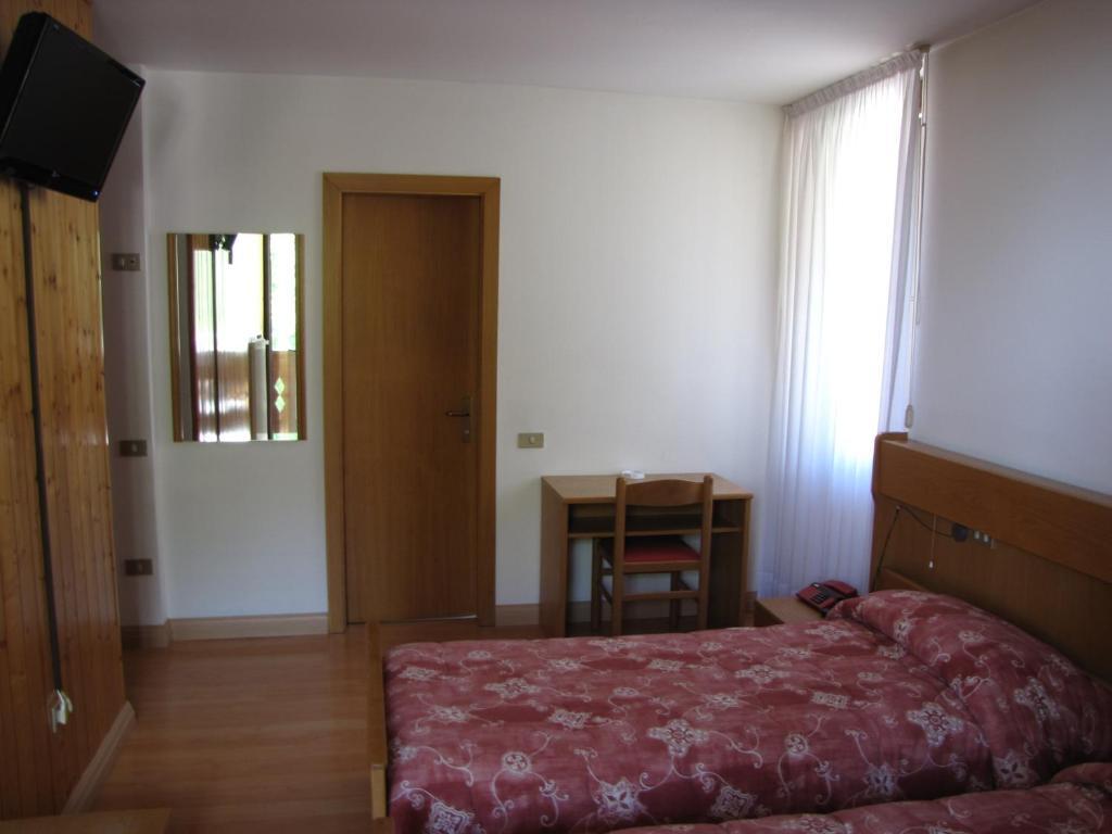 Hotel Serena Dimaro Kamer foto