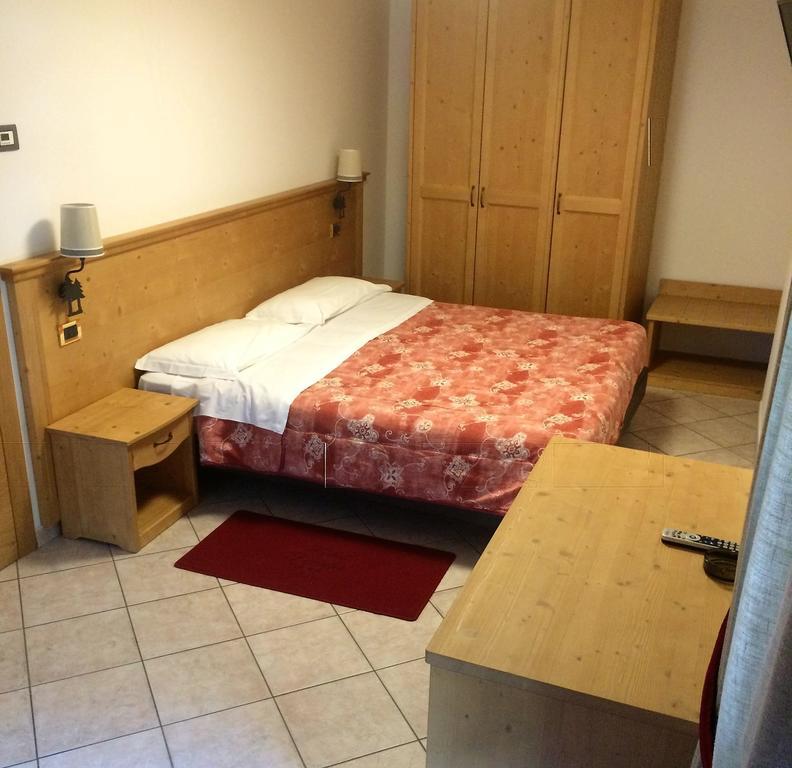 Hotel Serena Dimaro Buitenkant foto