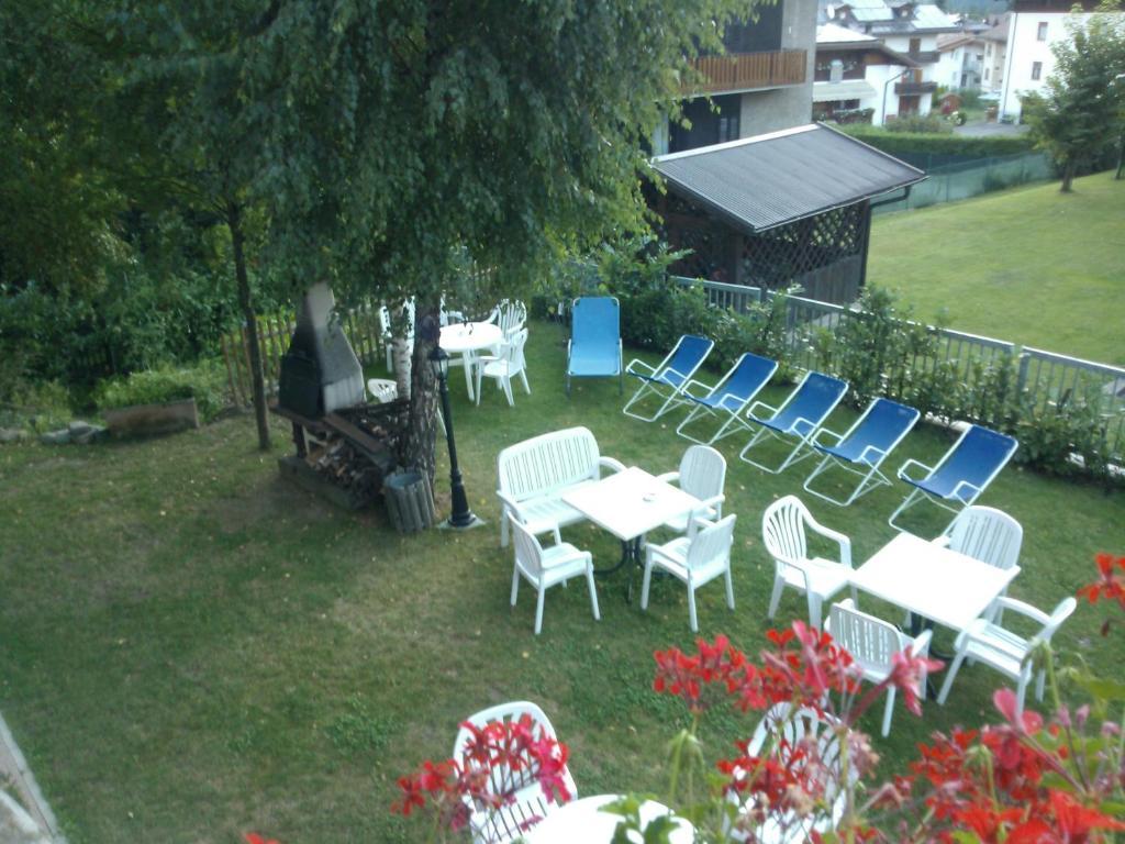 Hotel Serena Dimaro Buitenkant foto